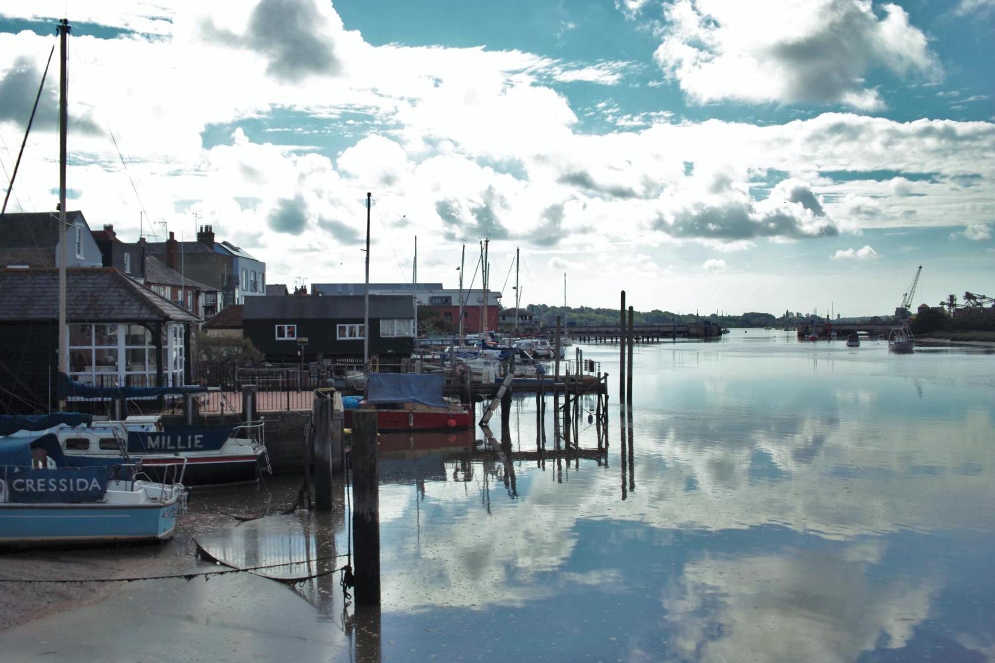 Queens Cottage, Wivenhoe Stylish, Plush, Cosy, Convenient & Quirky, 2X Double Bed Period Cottage Plus Patio - 9 Min Walk Train, 4 Min Walk High Street Pubs, Restaurants, Shops المظهر الخارجي الصورة